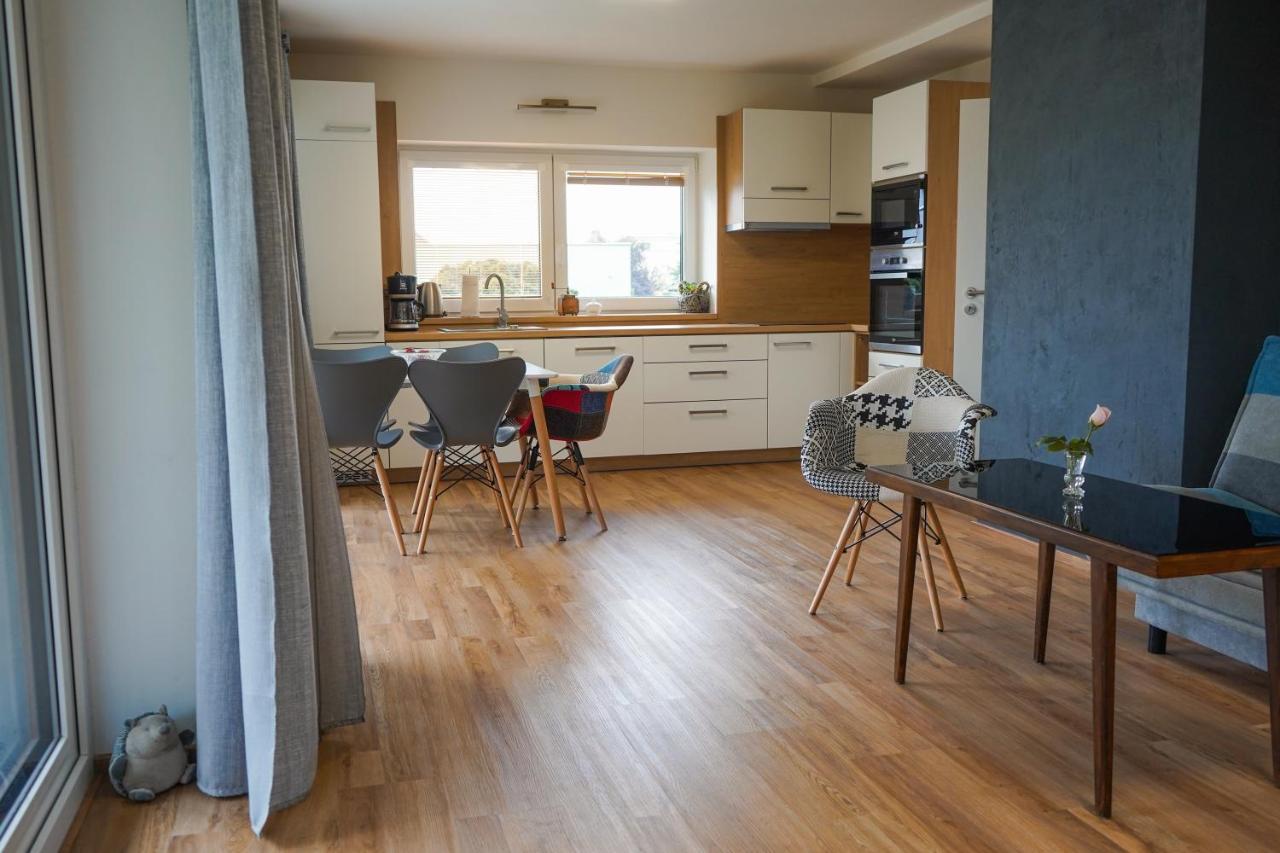 Vila Vekose - Apartman S Terasou A Zahradou Hradec Králové Eksteriør billede