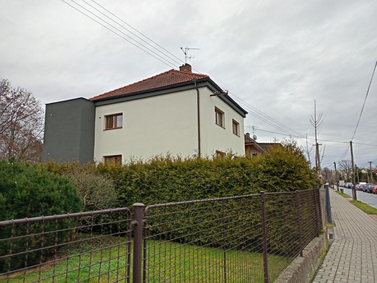 Vila Vekose - Apartman S Terasou A Zahradou Hradec Králové Eksteriør billede